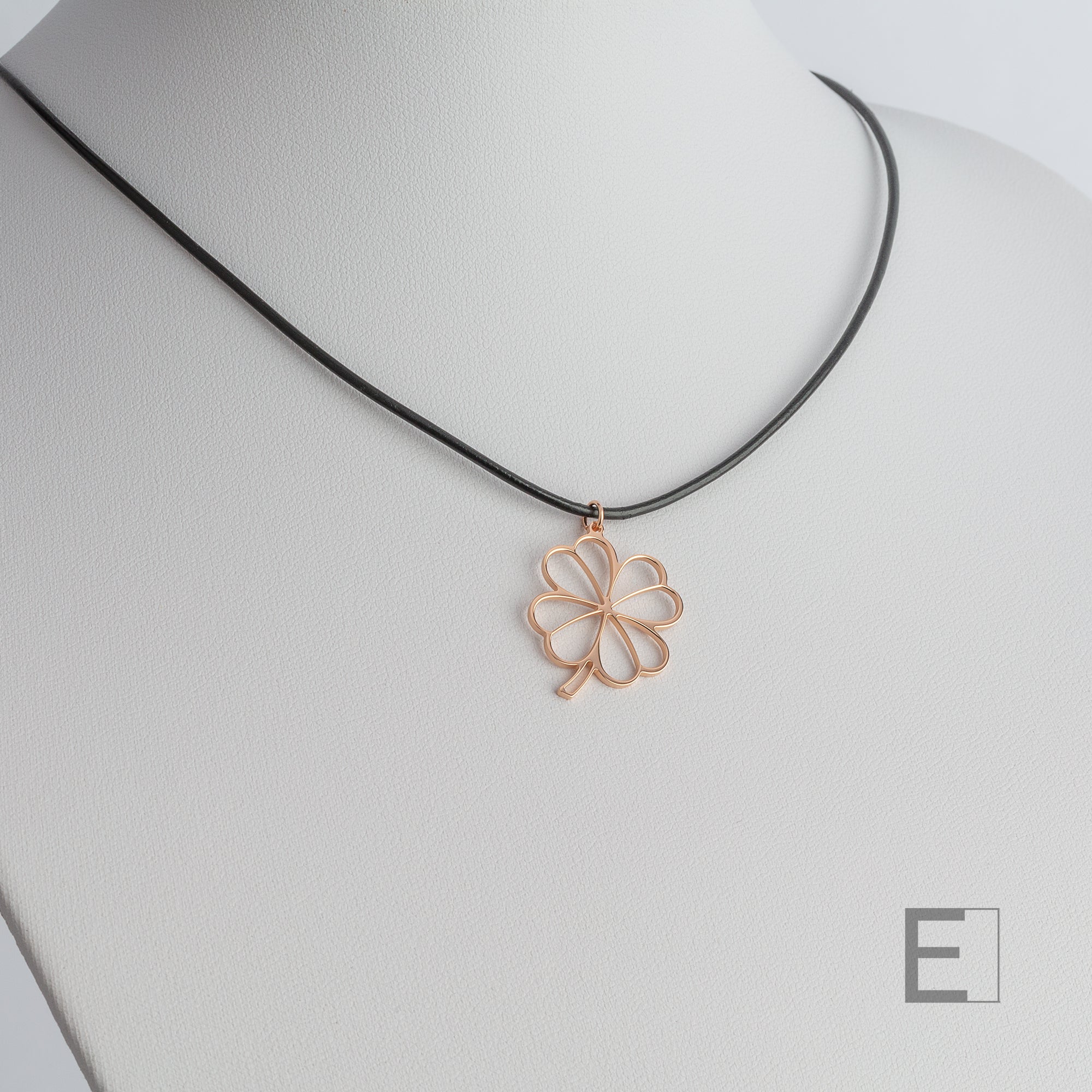 Collier Trèfle – vue détaillée du bijou artisanal Atelier-Émile