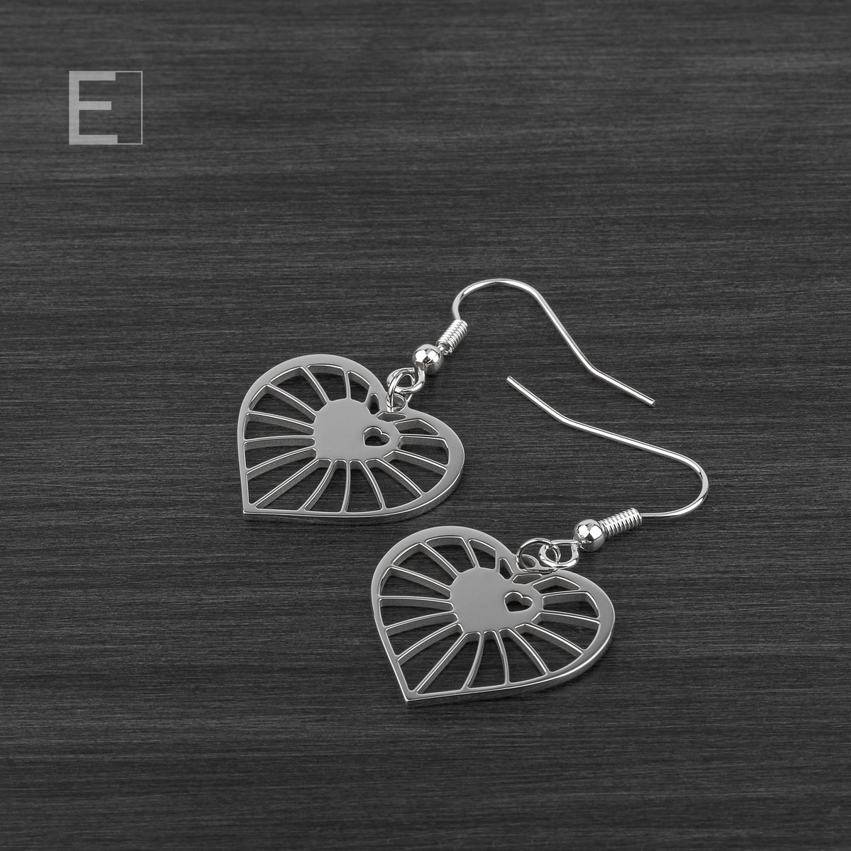 Love Web, with a rhodium finish, detail view 3 – Atelier-Émile